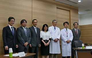 神戸市立医療センター、大阪大学、京都大学および理化学研究所の4機関が他家iPS細胞を用いた臨床研究を実施するための協定締結の写真